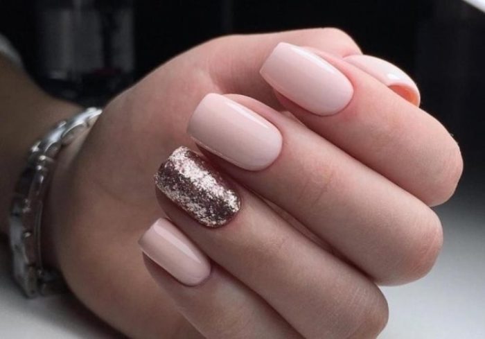 modnye-idei-manikyura-s-blestkami-1-min