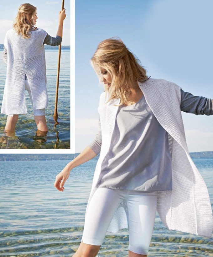 molozhezhnii-dlinnii-belii-zhilet-svyazannii-spicami-na-blondinke