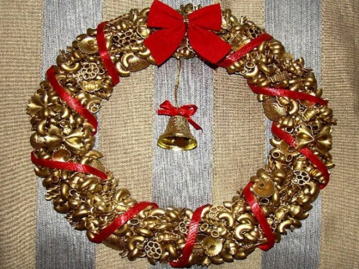 novogodnij-venok-iz-makaron