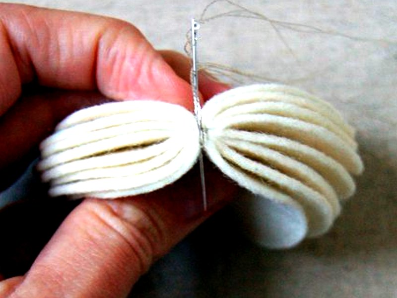 felt-tree-ball-sew3