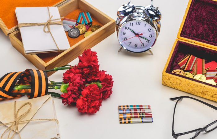 prazdnik-den-pobedy-9-maia-tsvety-gvozdiki-georgievskaia-len