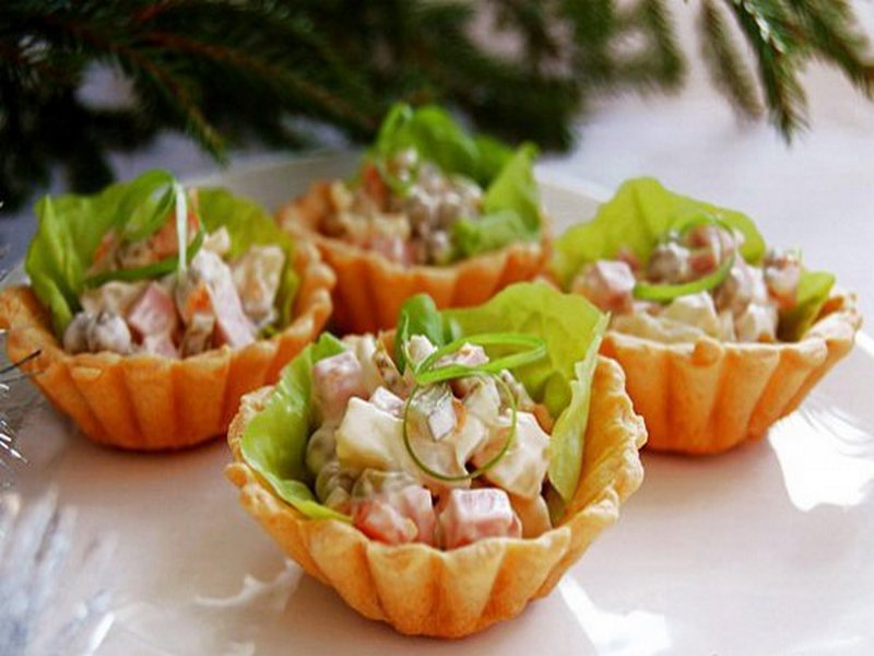 salat-olive-s-kolbvsoy-v-korzinochkah