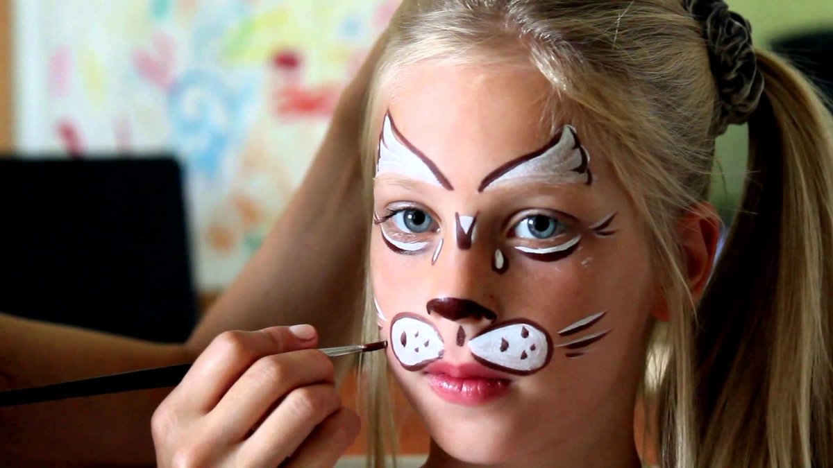 На лице нарисовать кошку у ребенка