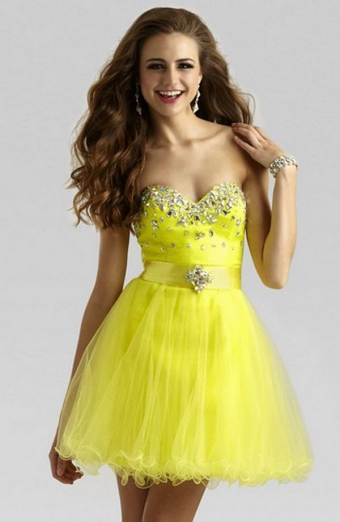 monohromnoe-plate-na-vipusknoi-2019-s-pishnoi-koketlivoi-yubochkoi