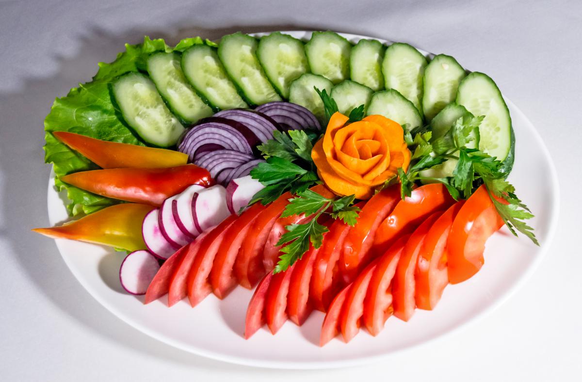 5 нарезка овощей. Овощная нарезка. Украшение праздничного стола. Красивые нарезки из овощей. Овощная нарезка на праздничный стол.