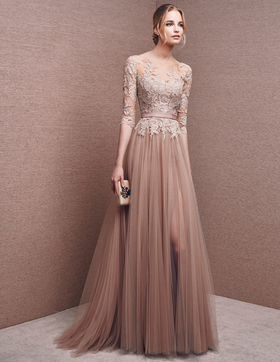 pastelnii-ottenok-vipusknogo-platya-2019-otlichno-sochetaetsya-so-struyashimisya-materialami-i-azhurom