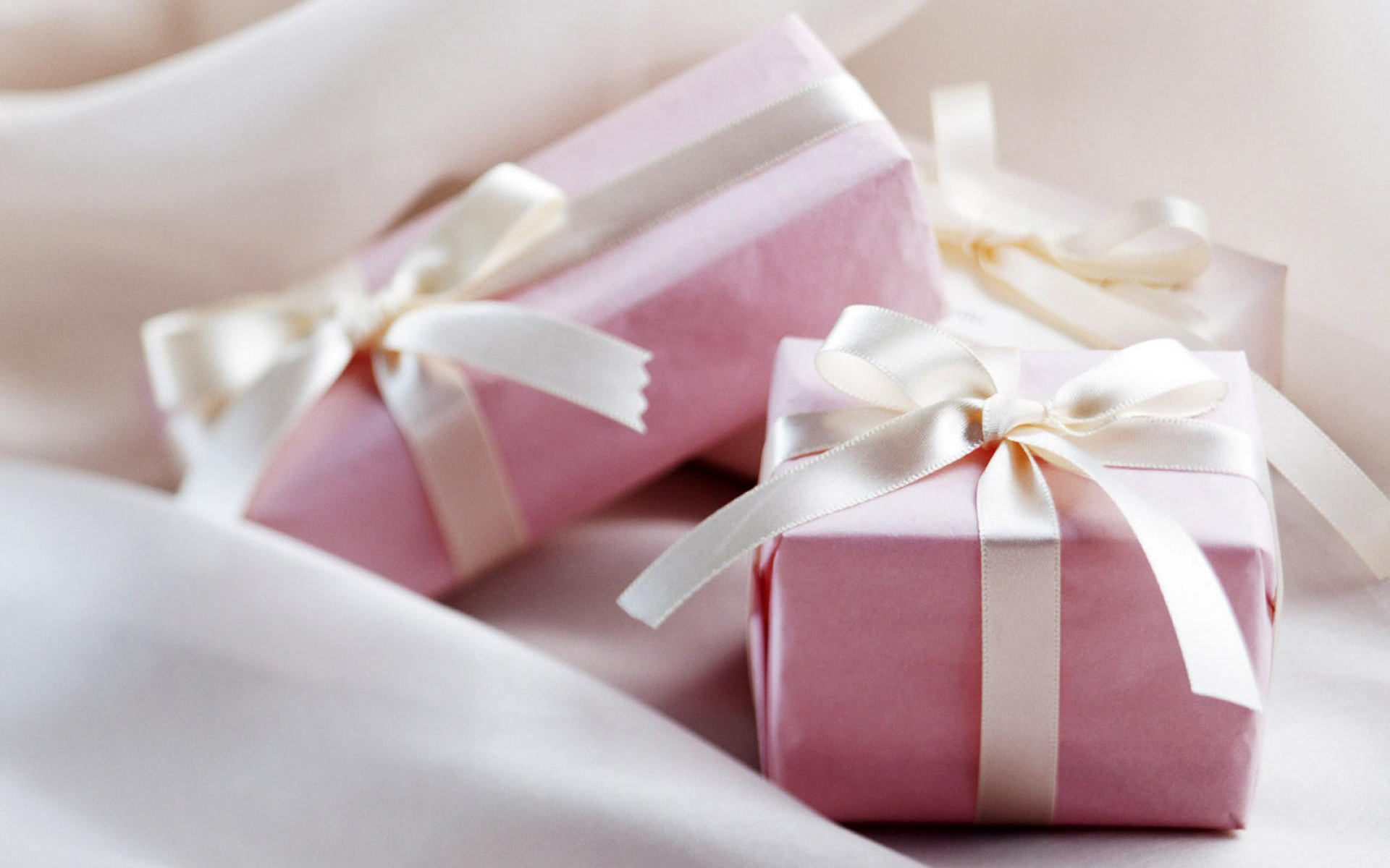 Нежность в подарок. Подарок розовый. Красивая подарочная коробка. Нежный подарок. Нежный фон подарки.