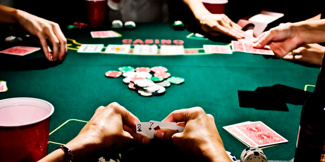 Стол казино Покер. Леди играет в азартные игры. Играют в Покер за столом. Терри Кинг Покер. Старинная азартная игра с бросанием