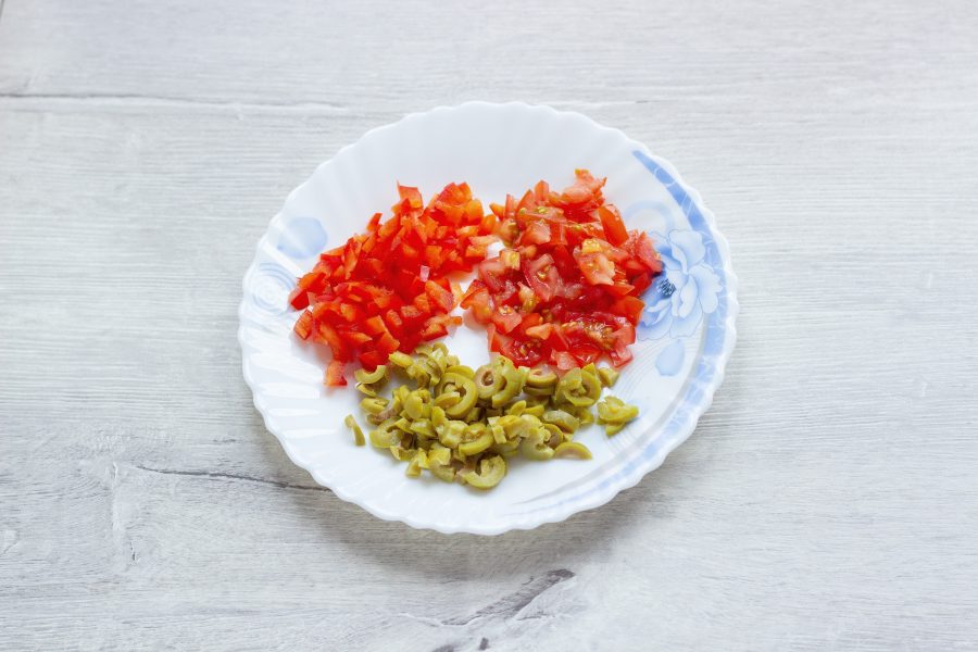 ÐÐ»Ð¸Ð²ÐºÐ¸, Ð¿ÐµÑÐµÑ Ð¸ Ð¿Ð¾Ð»Ð¾Ð²Ð¸Ð½Ñ Ð¿Ð¾Ð¼Ð¸Ð´Ð¾ÑÐ¾Ðº ÑÐµÑÑÐ¸ Ð¼ÐµÐ»ÐºÐ¾ Ð½Ð°ÑÐµÐ¶ÑÑÐµ.