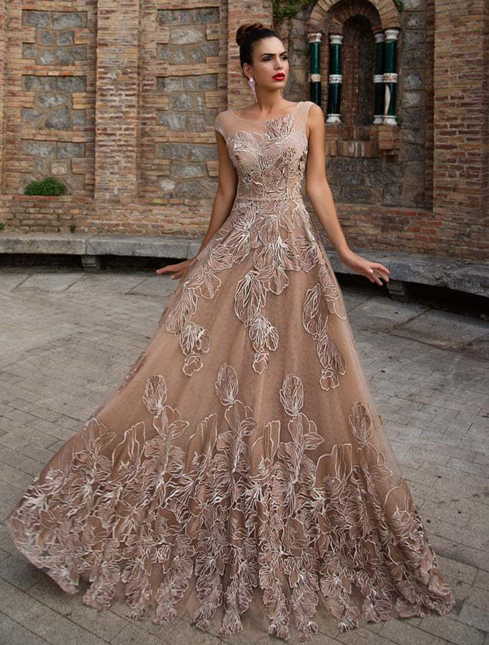 ukrashennoe-iziskannoi-vishivkoi-vipusknoe-plate-2019-pastelnogo-cveta