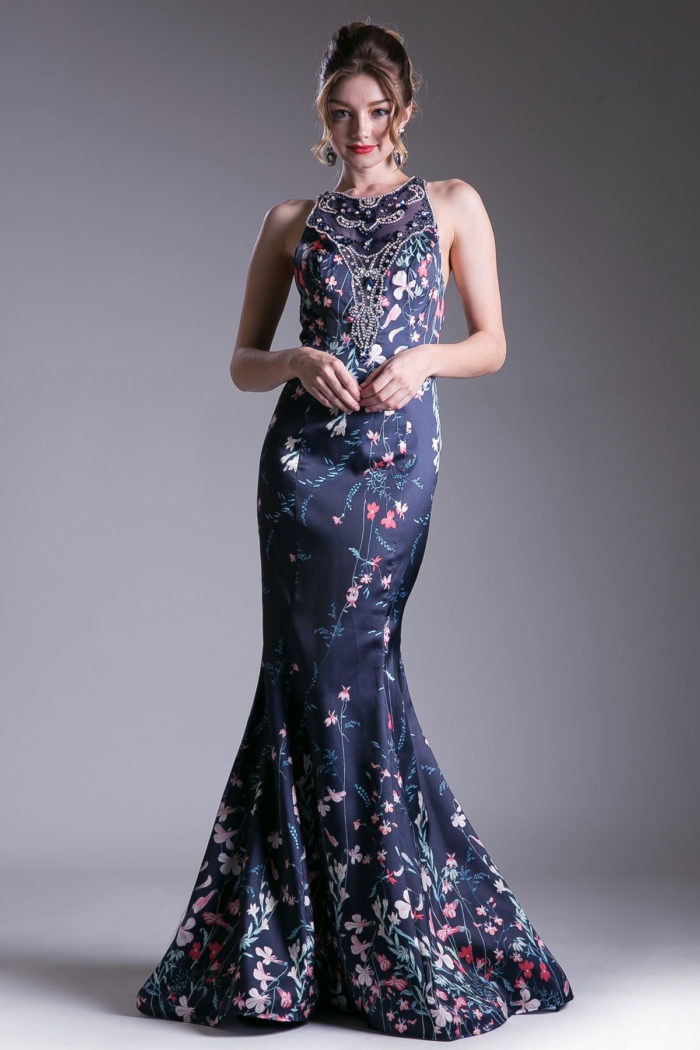 vishitie-na-vipusknom-plate-2019-cveti-smotryatsya-na-molodoi-devushke-prosto-otlichno