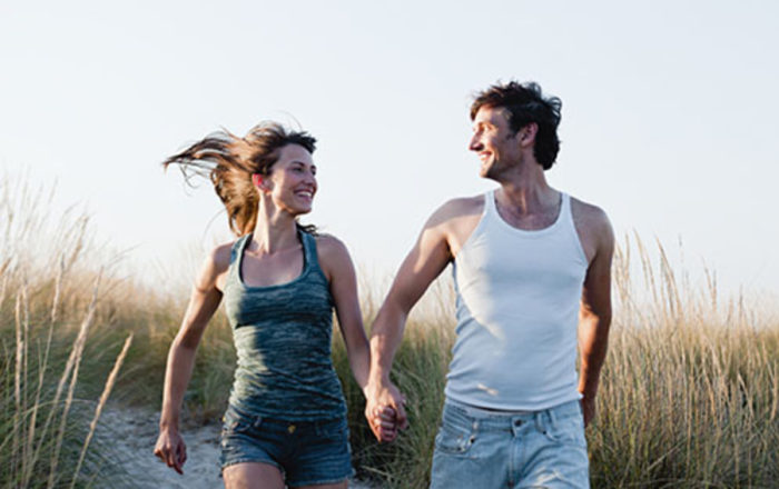 01AAYQ79 - couple running along beach