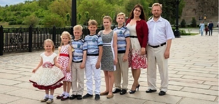 Многодетные семьи 2019. Семья из Кургана Макеевы награждение Путиным. Жители Дальнему востоку многодетный семей 1 млн руб.