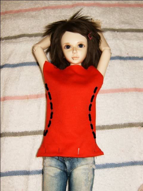 shem-futbolku-dlya-kukly-2