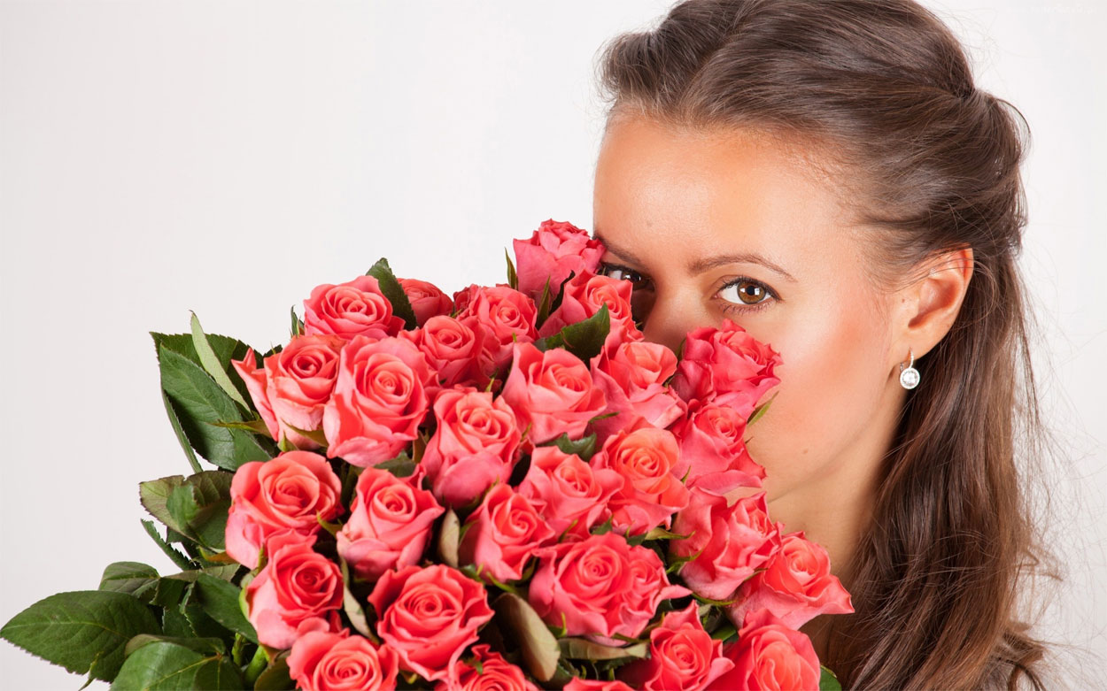 Видео песни дарите женщинам цветы. Букет "женщине". Девушка с букетом роз.