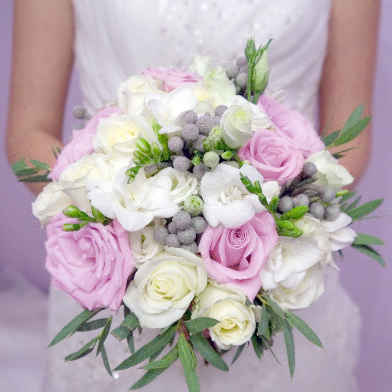 1077584393_w1280_h1280_buket_fiolet_roza_bruniya1