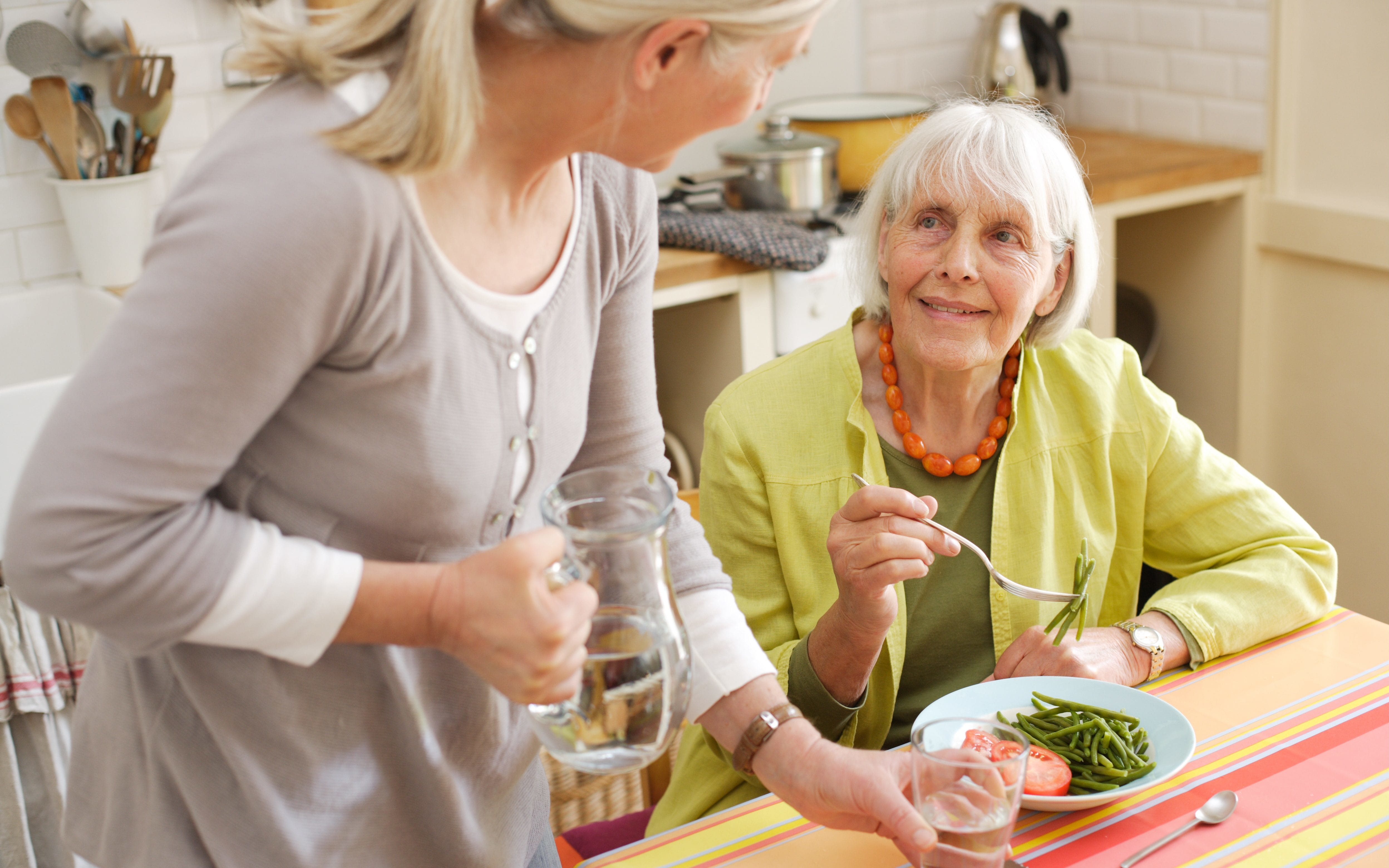 Уход за пожилыми старше 80 свой дом. Забота о пожилых родителях. Забота о пожилых людях. Еда для пожилых людей. Забота о пожилой женщине.