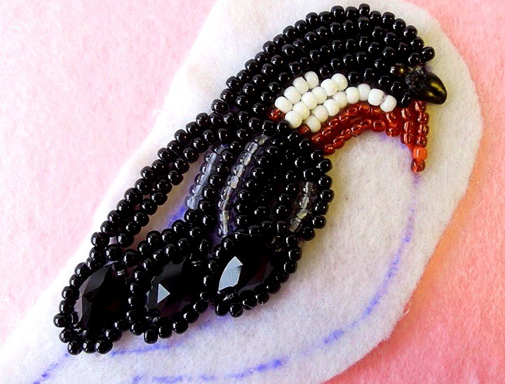 brosh-iz-bisera-svoimi-rukami-14