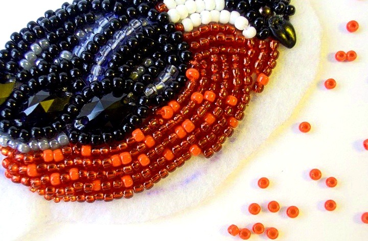 brosh-iz-bisera-svoimi-rukami-15