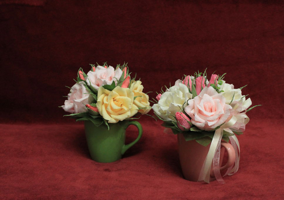 d748abf2e52adcd9524c60c8f5we-tsvety-i-floristika-buket-iz-roz-v-chashke-1