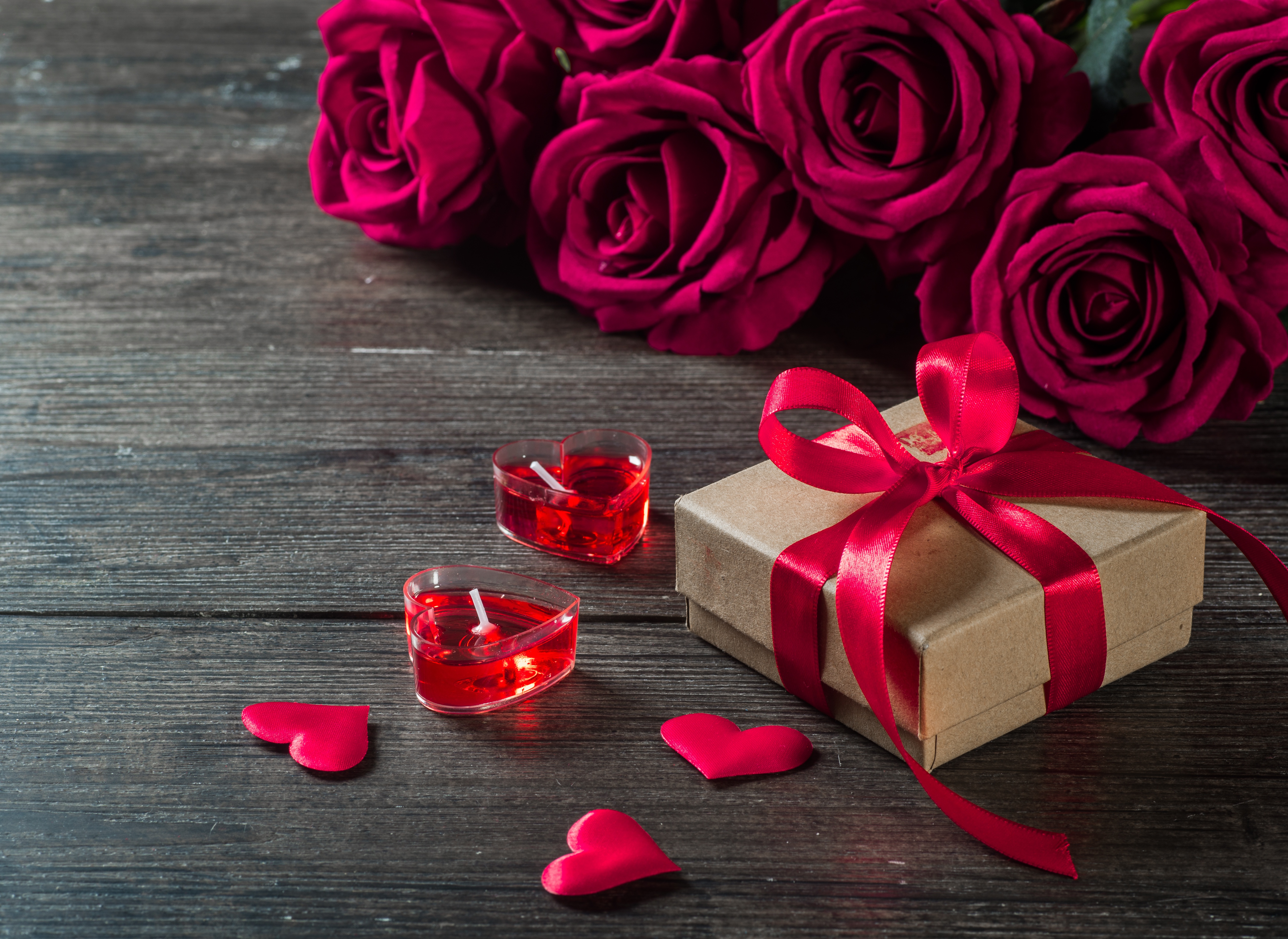 Песня подарок другу. Красивые подарки. Цветы в подарок. Розы подарок. Романтические цветы.