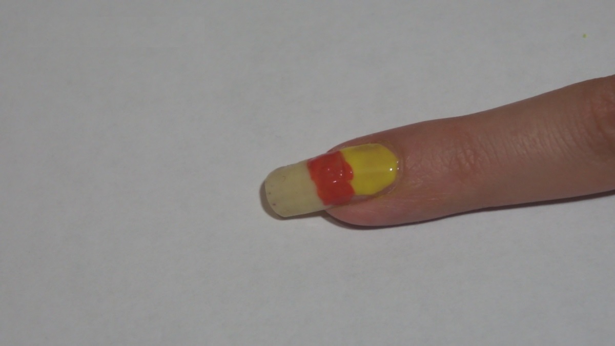 manikyur-ogon-foto2-oranzhevaya-poloska