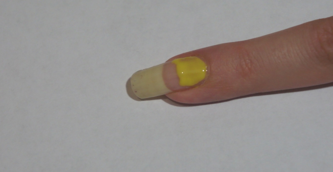 poshagovyj-manikyur-shag-1-risuem-zheltuyu-polosku