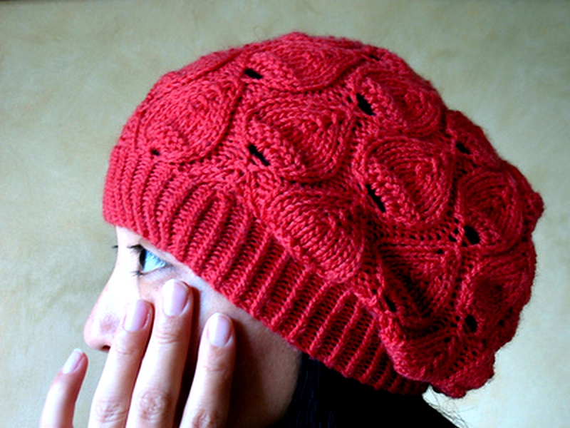 shapka-beret-spitsami-uzorom-s-ravelri