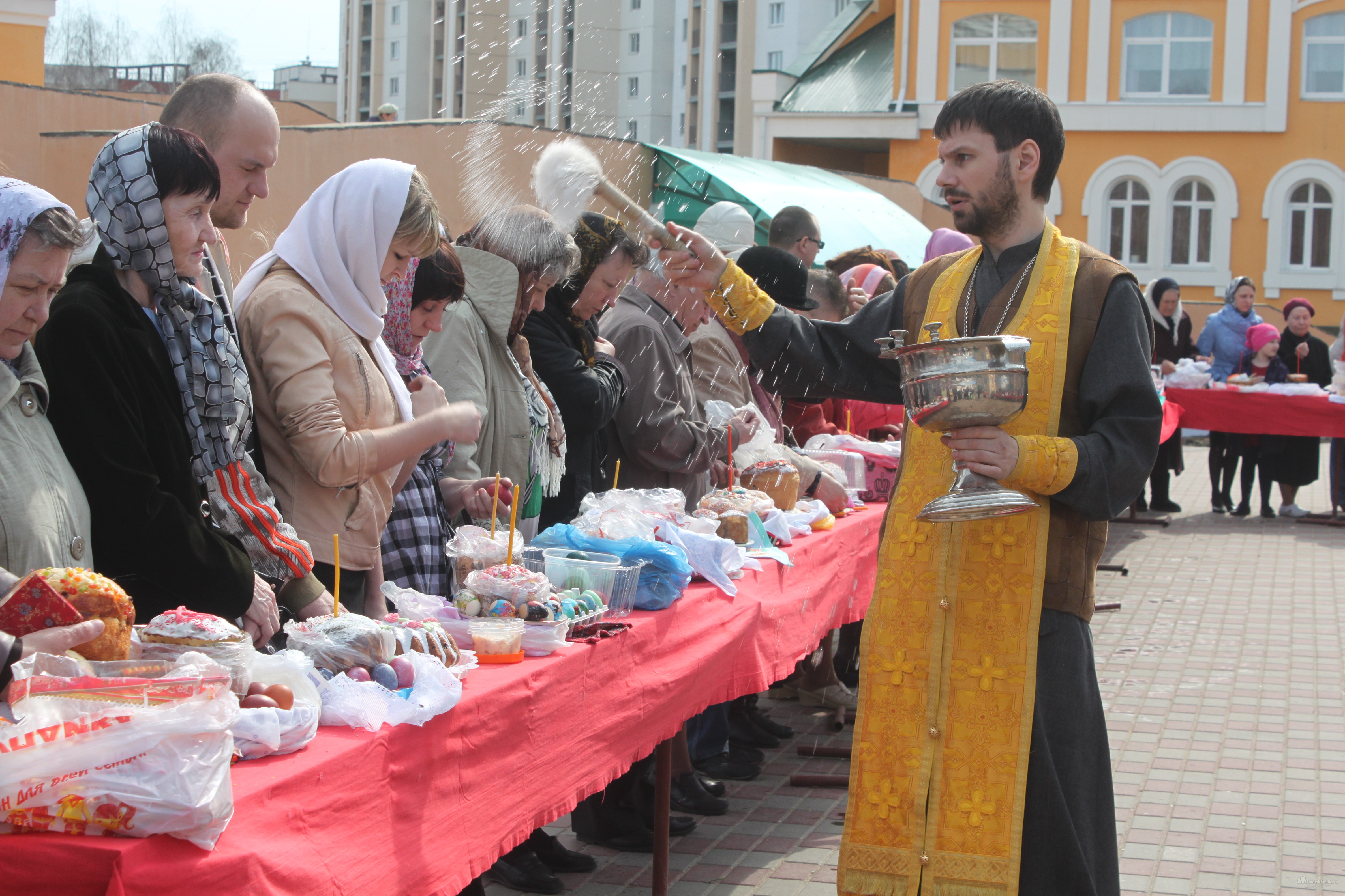 В церковь можно сейчас. Освящение куличей в церкви Липецк. Освящение куличей на Пасху. Освещение куличей на Пасху. Освящение куличей в храме.