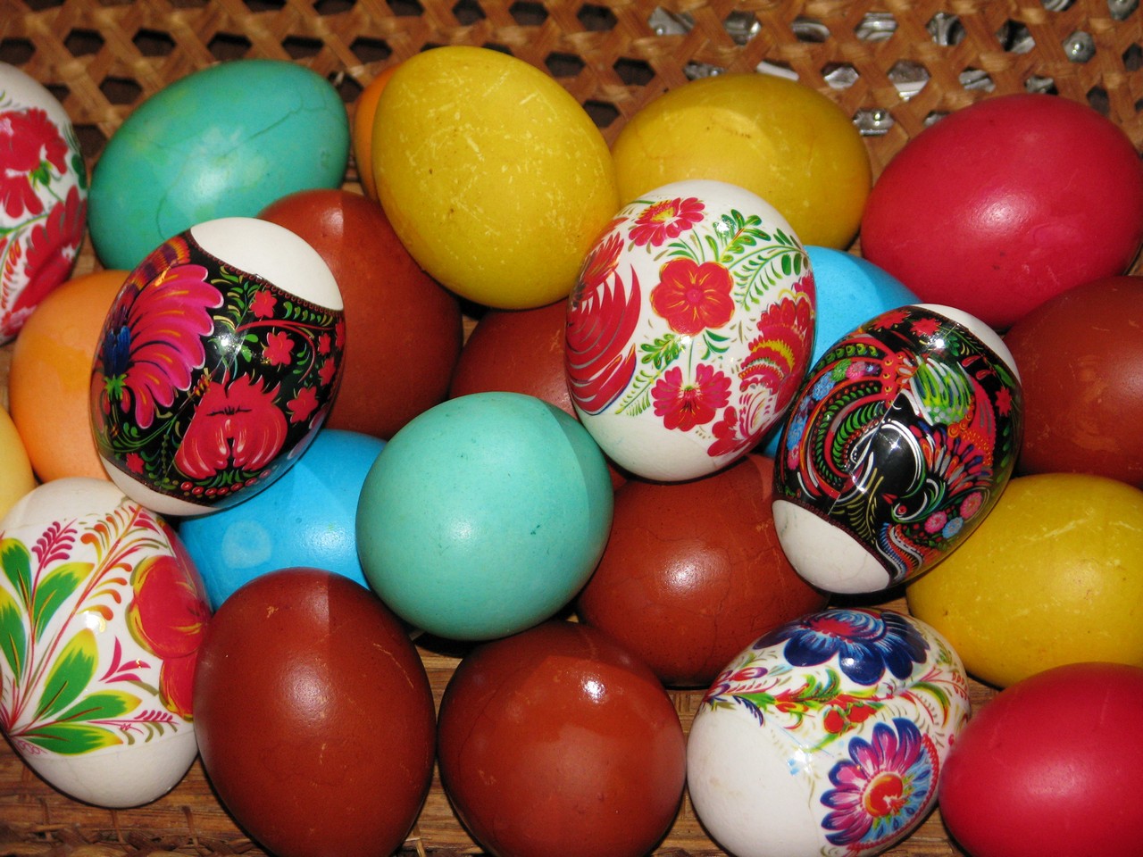 День крашенных яиц. Яйцо Пасха. Крашеные яйца. Крашеннве ЯИЦМ на Пасху. Красим яйца.