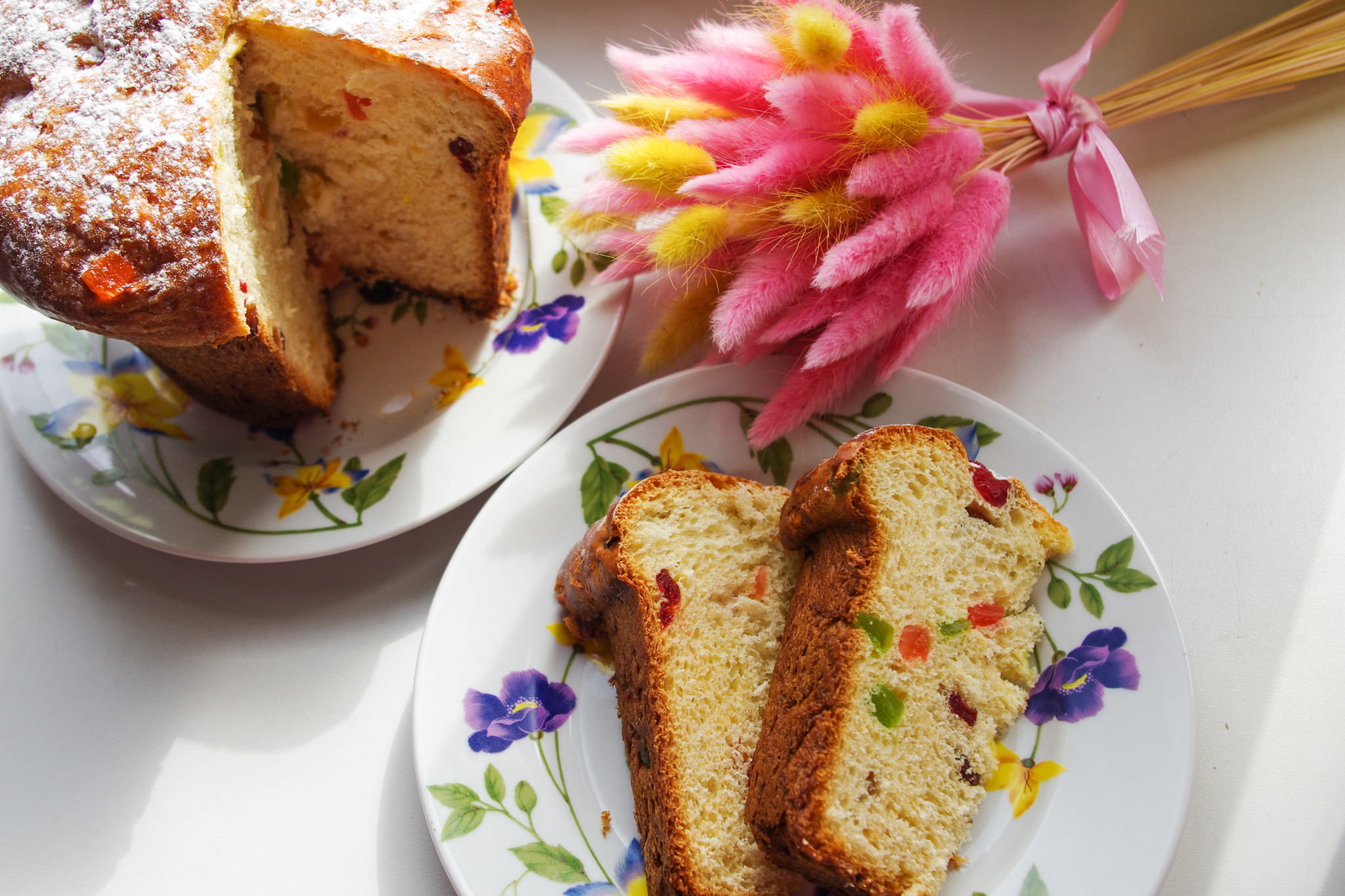 Вот так аппетитно выглядит кулич с изюмом и цукатами на скорую руку.