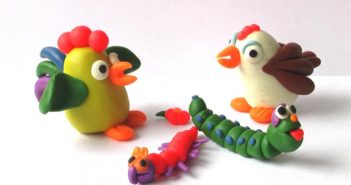 kurochka-petushok-i-gusenicy-iz-plastilina