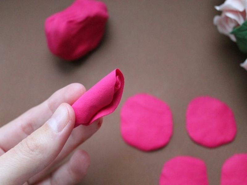 roza-iz-polimernoy-gliny-sboku