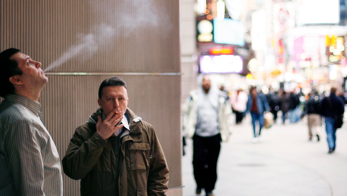 Курение назвали самой раздражающей привычкой коллег