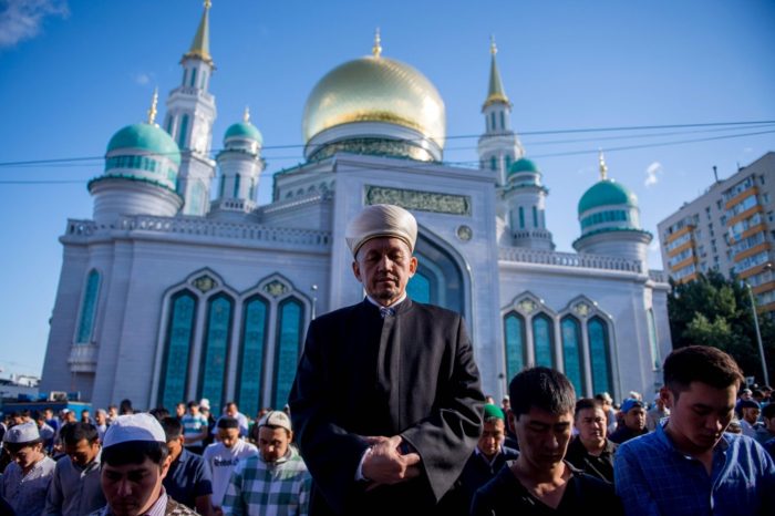 TOPSHOT - Russian Muslims pray outside the central mosque in Moscow on July 5, 2016, during celebrations of Eid al-Fitr marking the end of the fasting month of Ramadan. / AFP PHOTO / Alexander UTKIN