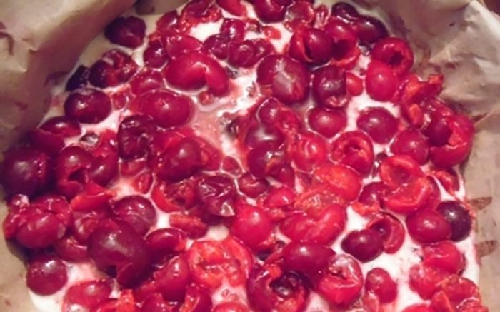 pirog_na_kefire_s_vishnei-338797