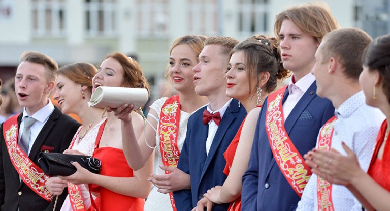 Что написать под фото с выпускного