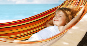 rebenok-na-gamake-min