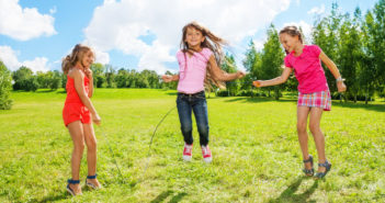 devochki-so-skakalkoy