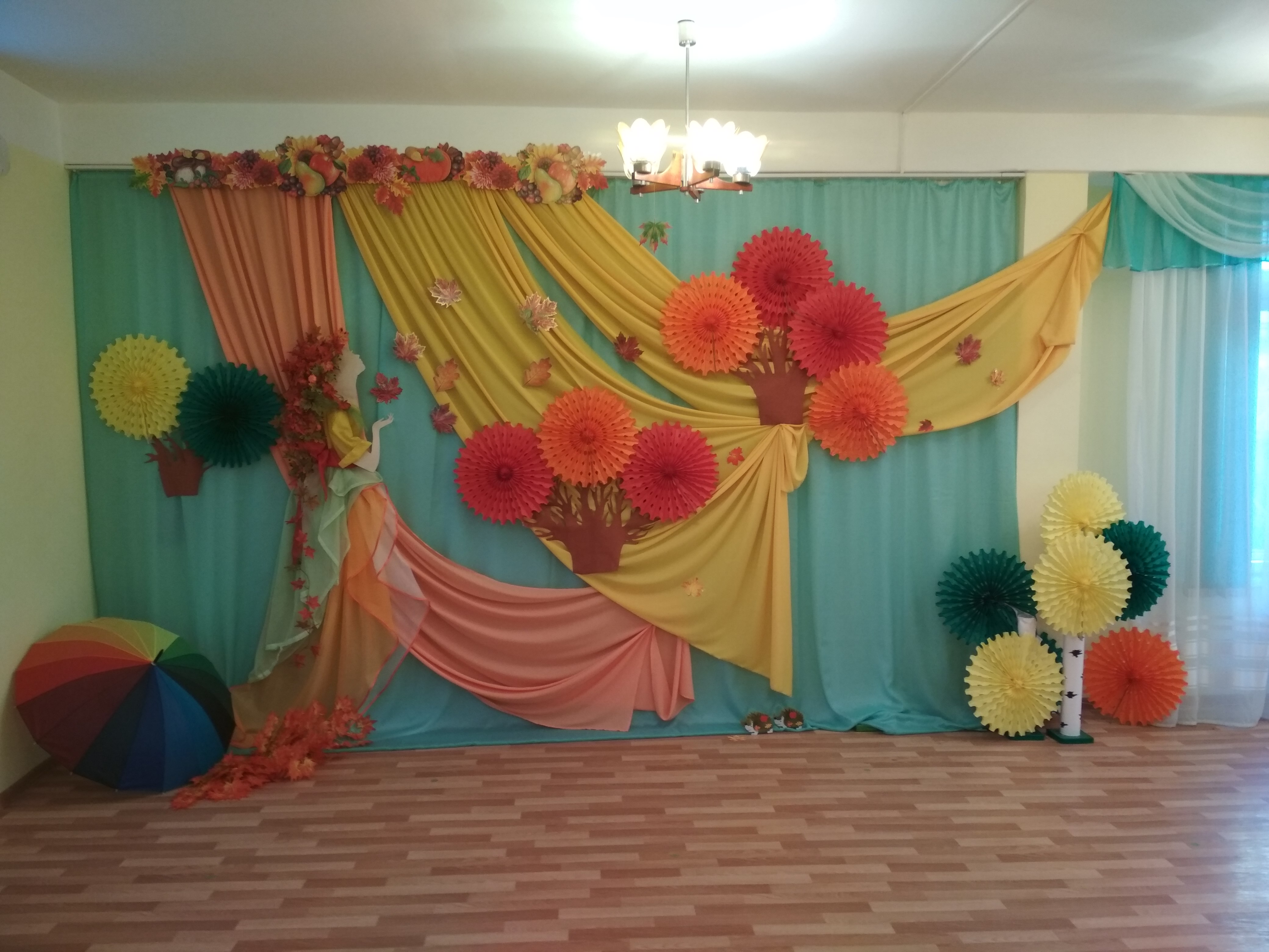 оформление зала для осеннего праздника в детском саду