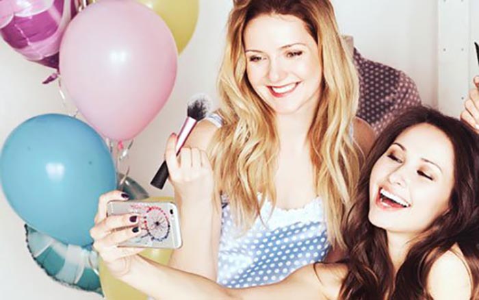 video_pizhamnaya_vecherinka_luchshie_podrugi_lyubimaya_pizhama_ot_defile_tantsy_i_smekh_zazhigatelna