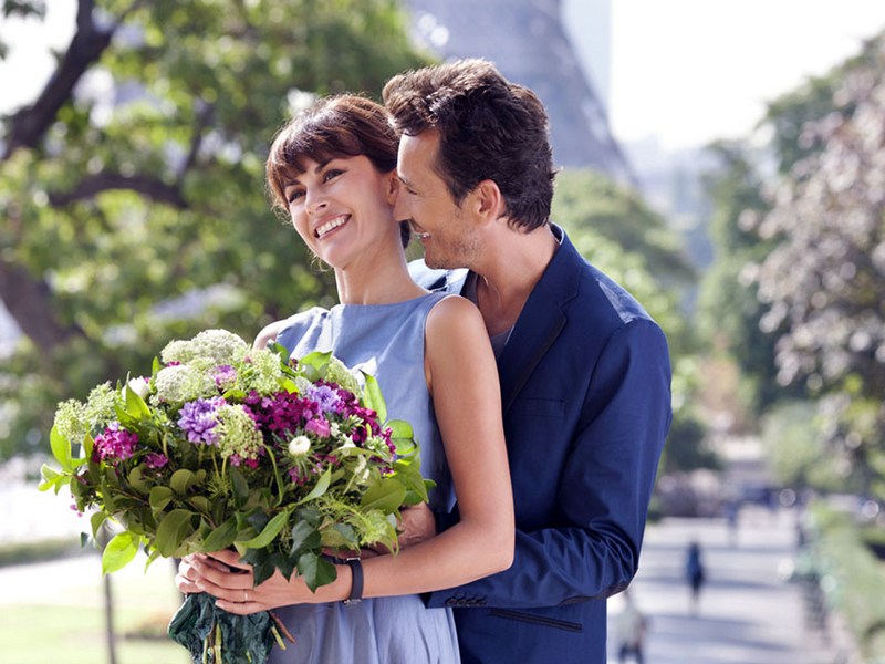 Romantic couple with the Eiffel Tower in the background, Paris, Ile-de-France, France