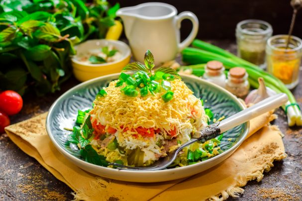 salat_iz_pecheni_treski_sloenii-609648