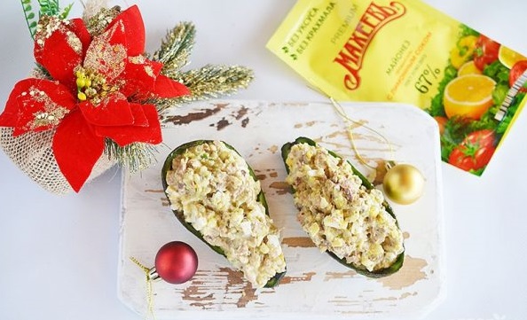 salat_iz_ribi_v_polovinkah_avokado-463266