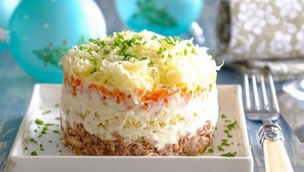 salat_quotmimozaquot_s_konservirovannoi_sairoi-412997