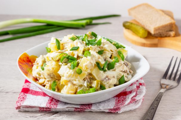 salat_s_riboi_goryachego_kopcheniya_i_kartofelem-583450