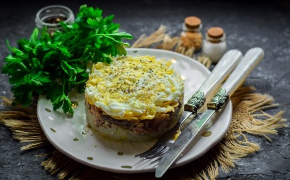 sloenii_salat_so_skumbriei-578622