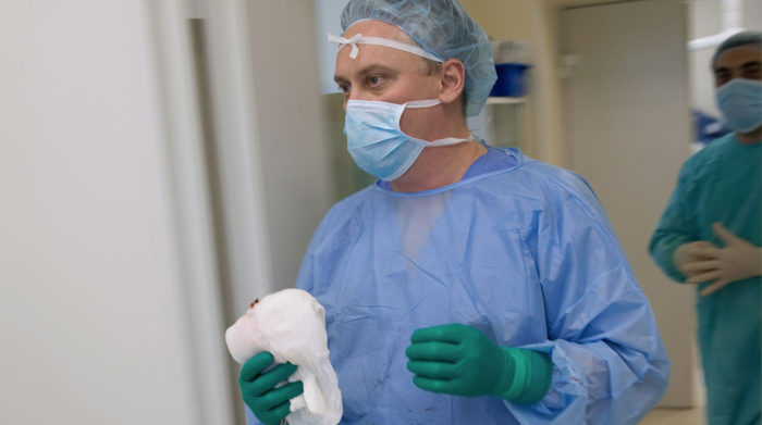 471811 07.10.2009 Заведующий отделением трансплантации почки Михаил Каабак перед операцией. Государственное учреждение Российский научный центр хирургии имени академика Б.В. Петровского Российской Академии Медицинских Наук. Григорий Сысоев / РИА Новости