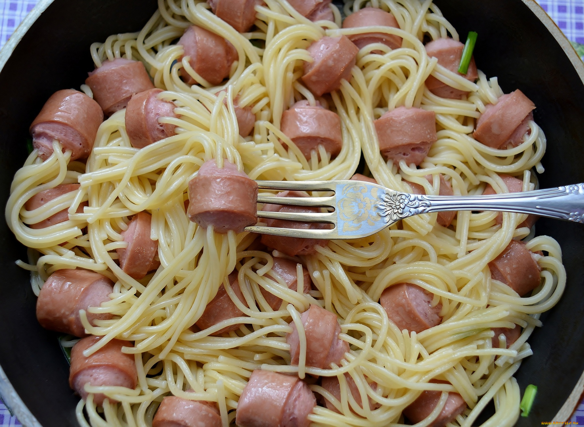 Кушать быстро и вкусно. Спагетти с сосисками. Спагетти с сардельками. Вермишель с сосисками. Паста с сосисками.