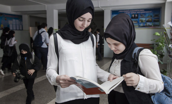 GROZNY, RUSSIA - JANUARY 27, 2017: Teenage girls at Secondary Comprehensive School No.5 in Grozny, Republic of Chechnya, Russia. Yelena Afonina/TASS –ÓÒÒËˇ. √ÓÁÌ˚È. 27 ˇÌ‚‡ˇ 2017. ”˜ÂÌËˆ˚ Ã¡Œ” "—Â‰Ìˇˇ Ó·˘ÂÓ·‡ÁÓ‚‡ÚÂÎ¸Ì‡ˇ ¯ÍÓÎ‡ π5" Ì‡ ÔÂÂÏÂÌÂ. ≈ÎÂÌ‡ ¿ÙÓÌËÌ‡/“¿——